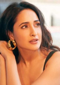 pragya jaiswal 3
